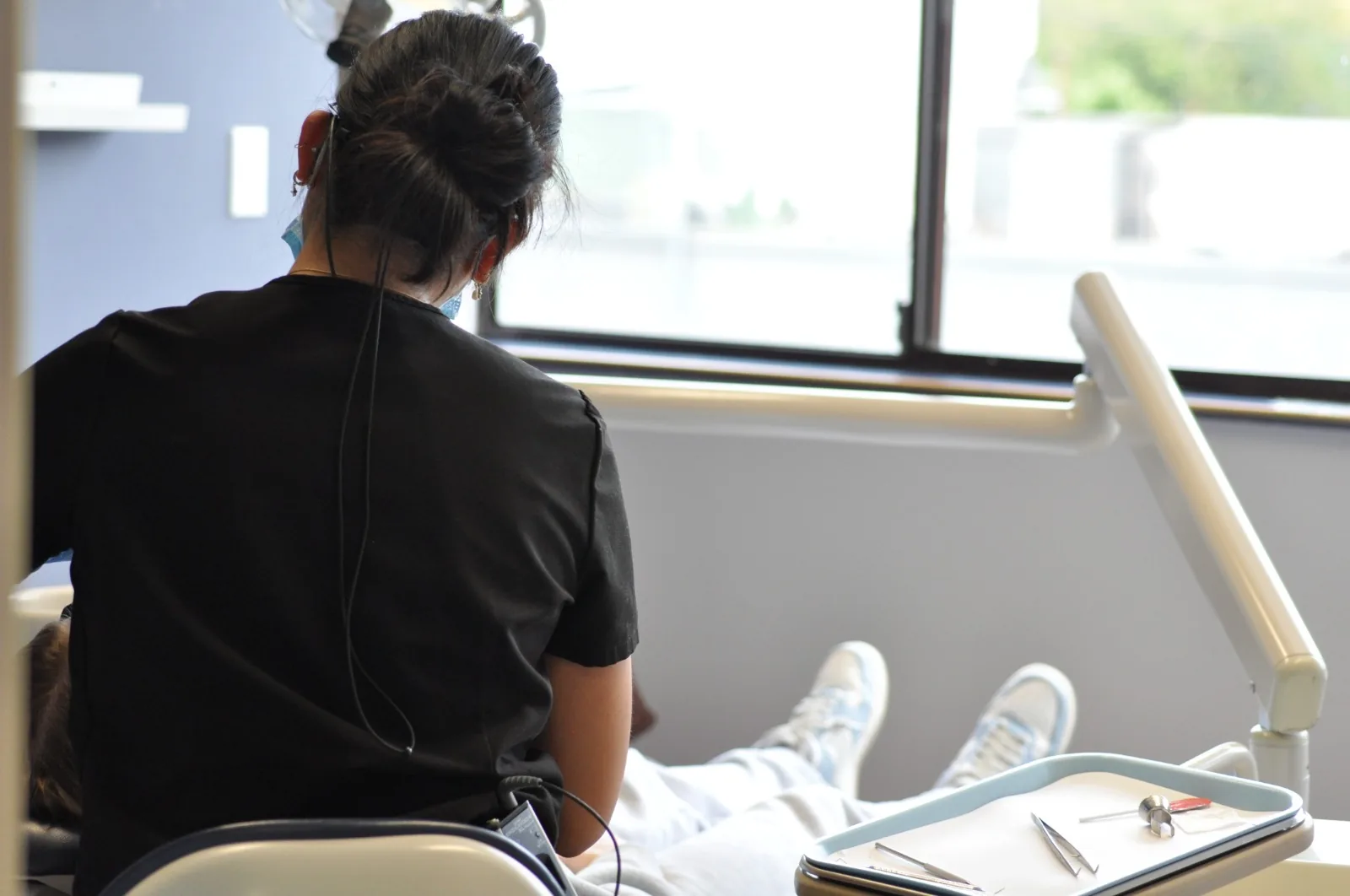 Reassuring chairside care during recovery from a tooth extraction